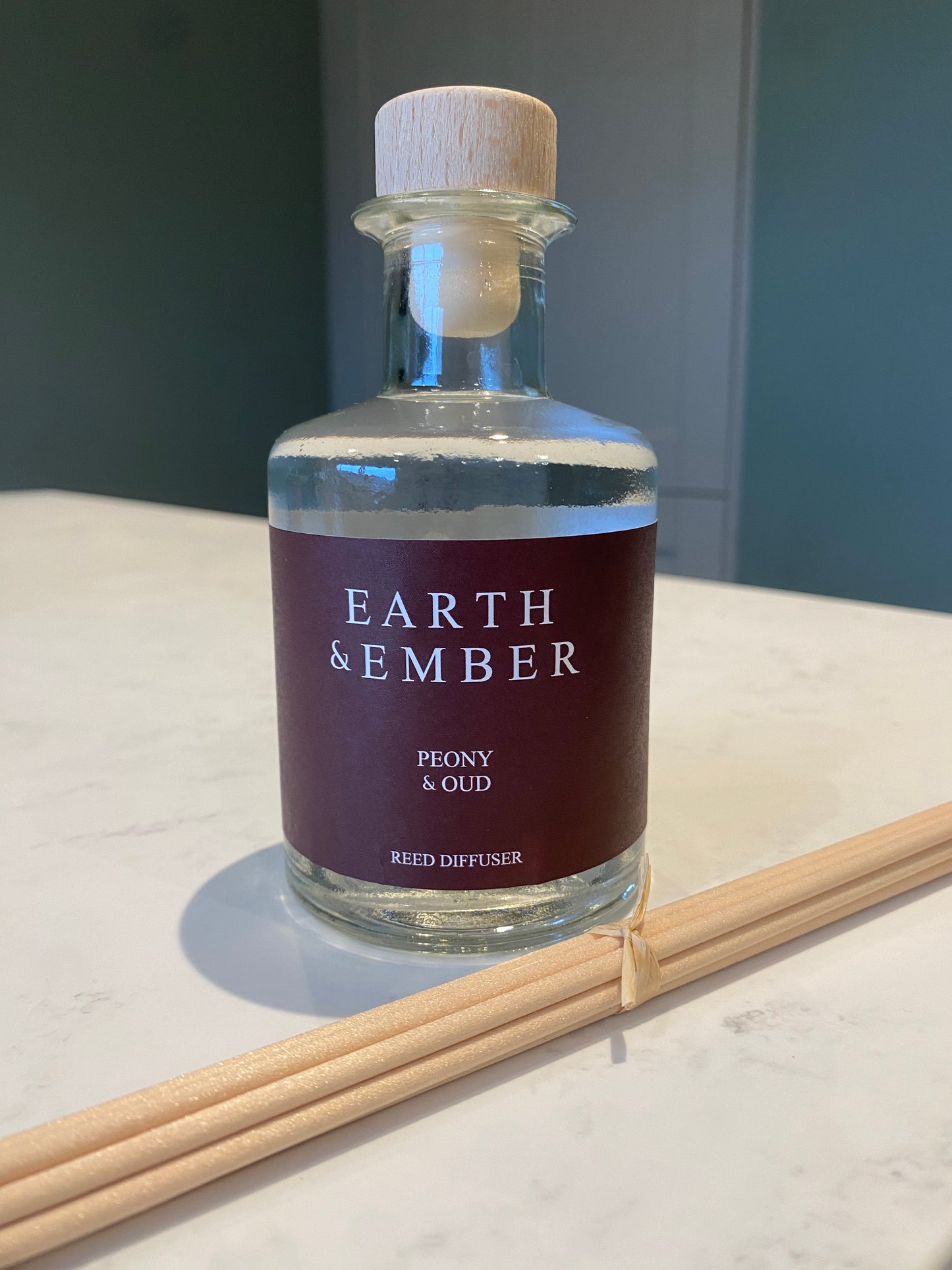 Peony & Oud Reed Diffuser with Luxury Scent – Dark Glass Bottle with Natural Reeds, Long-Lasting Fragrance for Elegant Home Decor
